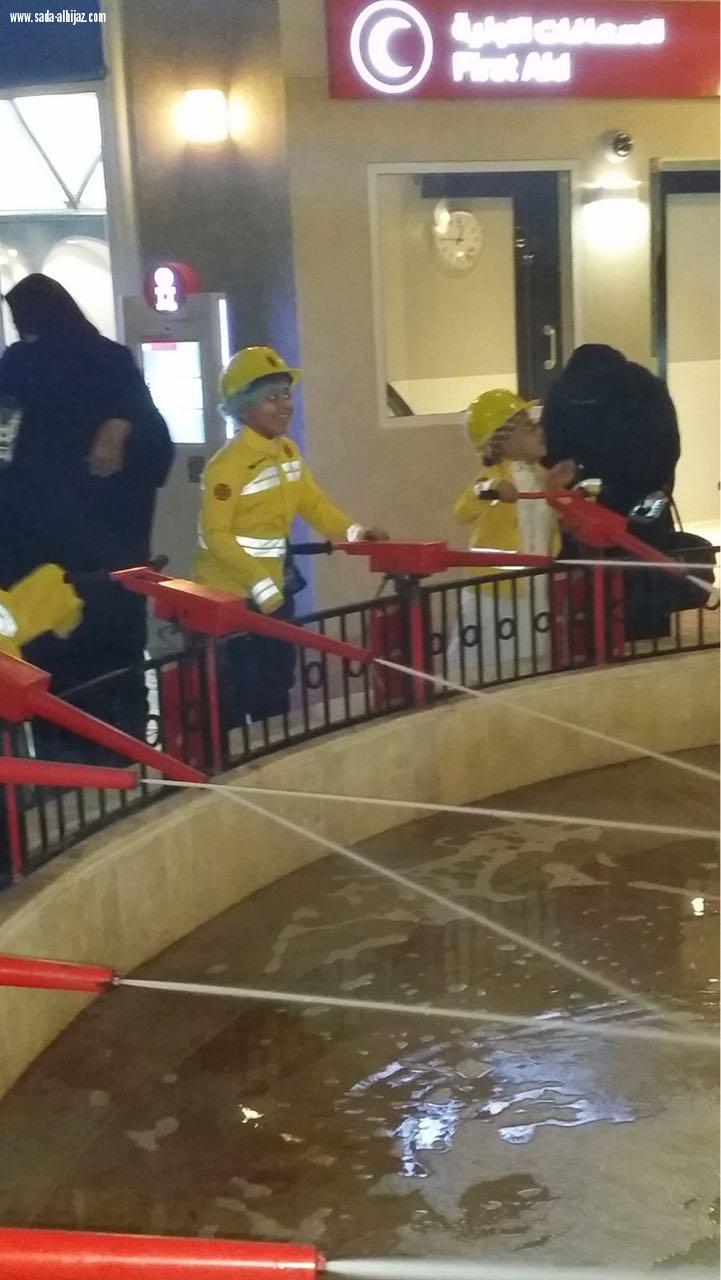 الأطفال المعوقين يحاكون المهن في كيدزينيا 