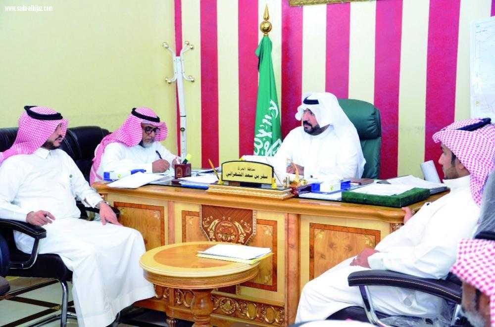 محافظ الحرث في إجتماعه مع مدير مياه جازان