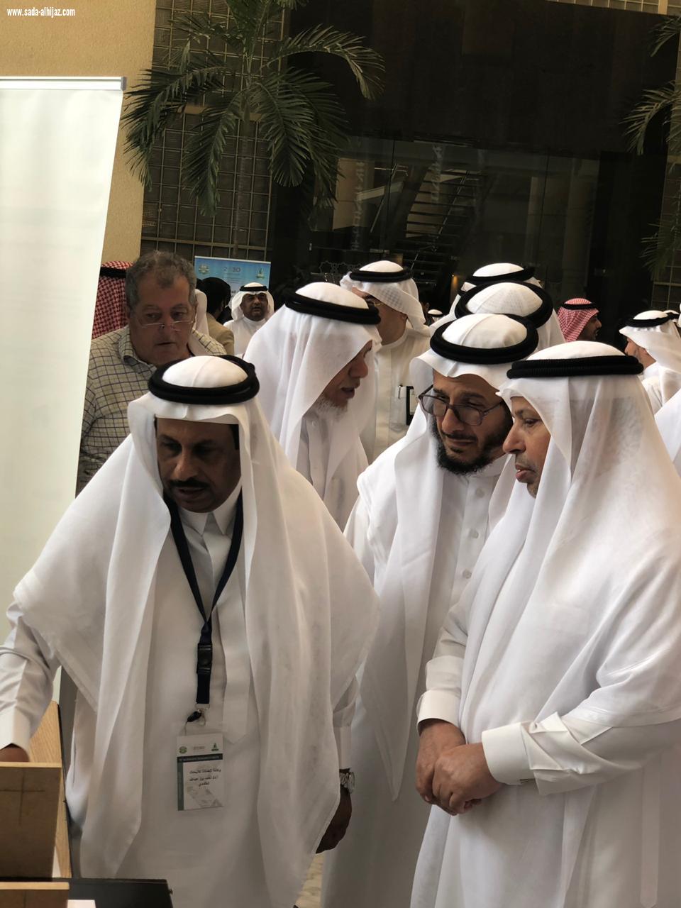 في احتفالية جامعة الملك عبد العزيزمعالي مدير الجامعة يكرم أهل التميز والابداع من أعضاء هيئة التدريس