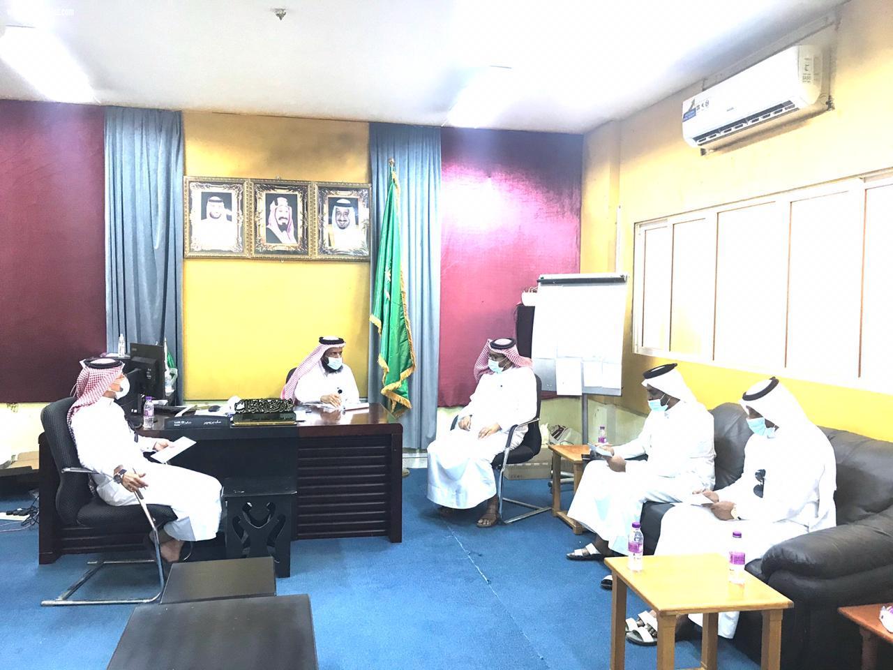 مدير مكتب تعليم بيش يرأس اجتماع لجنة الاستعداد للاحتفاء باليوم الوطني الـ90