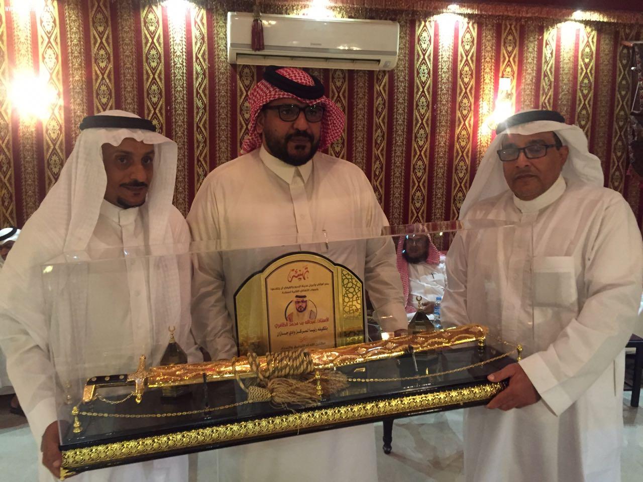 بالصور الظافري يفتتح ملعب الأسطورة بالبديع والقرفي ويحظى تكريم خاص