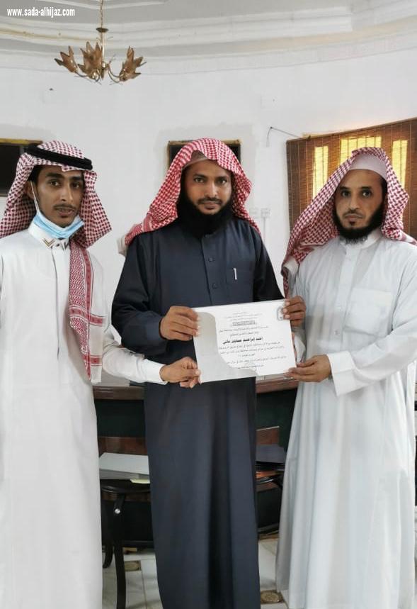 مدير إدارة المساجد والدعوة والإرشاد يكرم قائد فريق الخير التطوعي ومتطوعي الفريق
