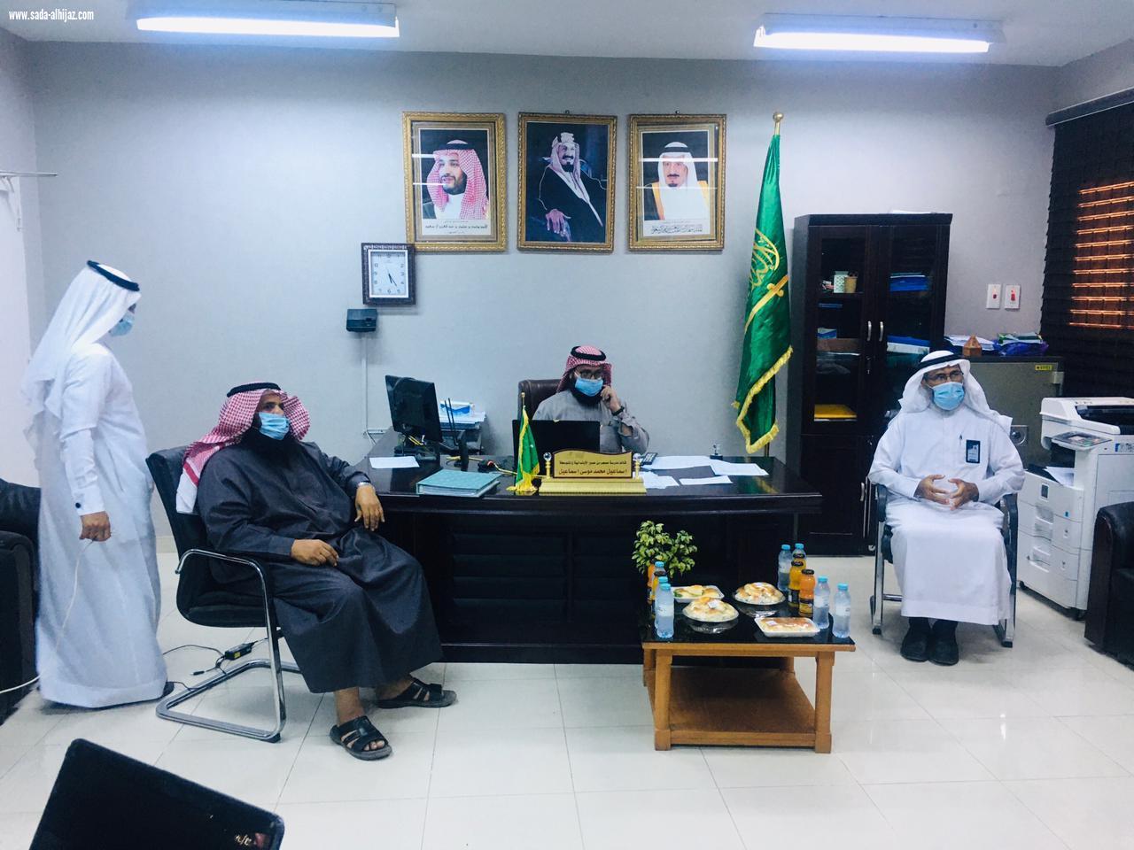 مدير مكتب تعليم بيش يتفقد سير العملية التعليمية في مدرسة مصعب بن عمير