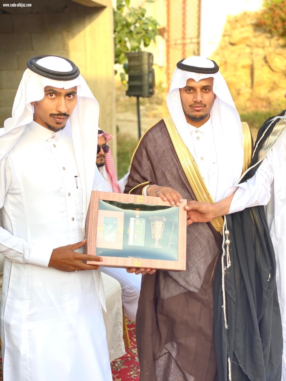 الشاعر الثقفي يتم حفل زفافه  ويراعي سبل الوقاية