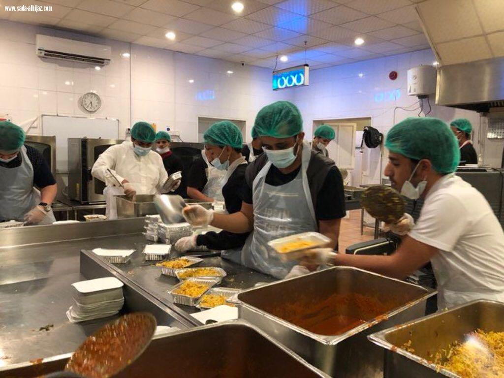 فريق مسك الخير التطوعي يجهز الوجبات بمشروع حفظ النعمة ..