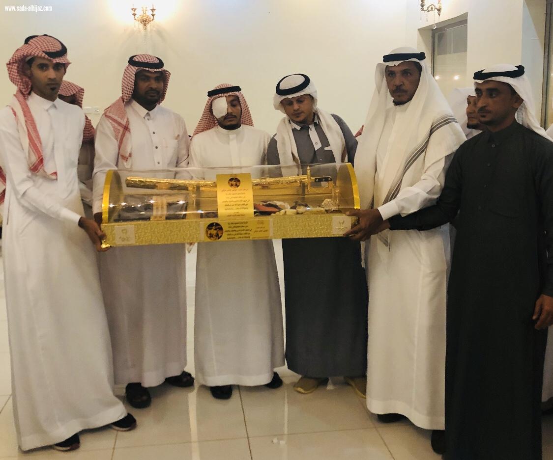 بعد إصابته في الحد الجنوبي وعودته من العلاج أصدقاء البطل موسى دوشي يحتفون به 