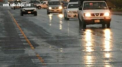 شاهد الأمطار تنعش أجواء المدينة وتدفع الأهالي للتنزه
