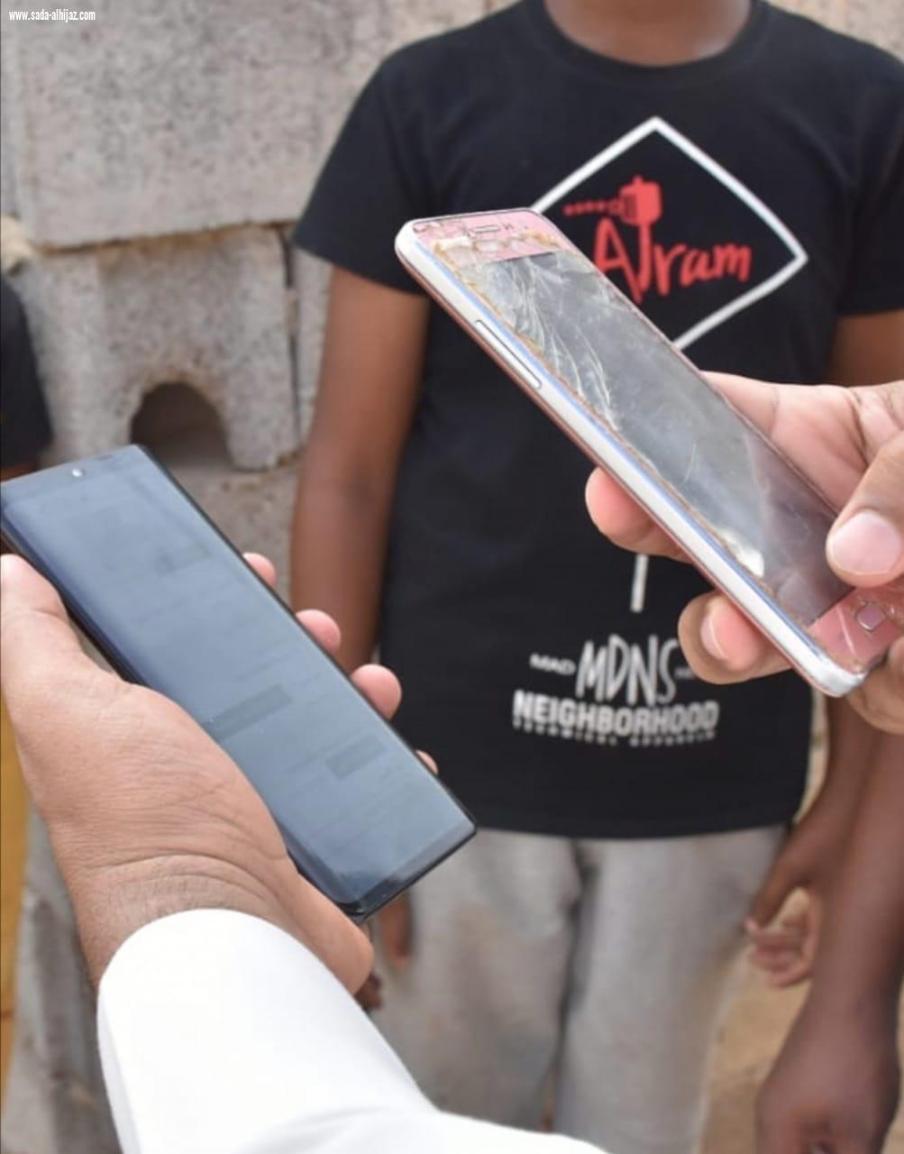 الموظف الضامري عبر مركبته الخاصة يقدم الدعم الفني للطلاب في منازلهم 