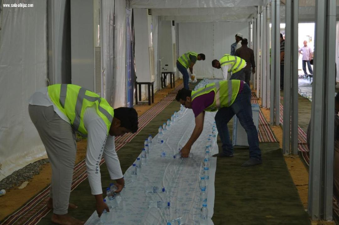 متطوعي برنامج صناعة التطوع يباشرون أعمال ضيافة وتفطير الصائمين بالخيمة الرمضانية.