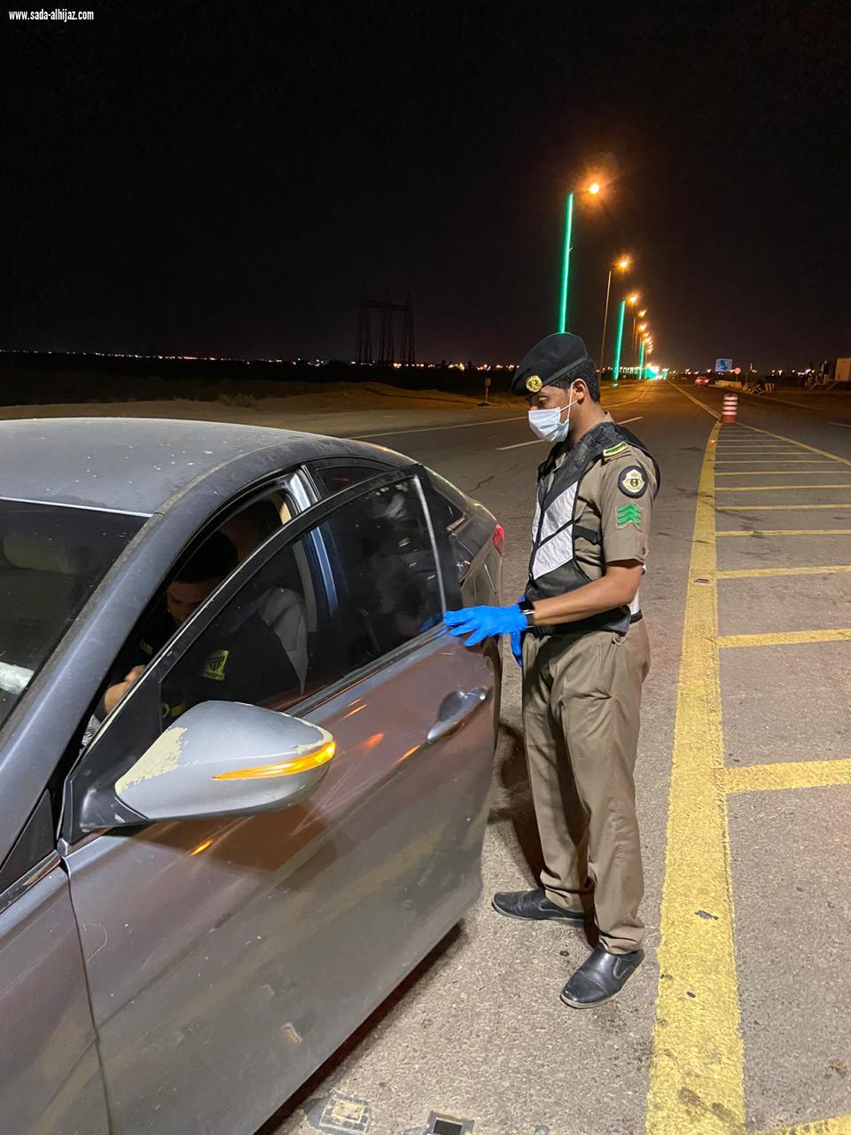 باشراف مساعد مدير شرطة جازان الدوريات الامنية تطبق حضر التجول بمحافظة الطوال وقراها وآل عمر المواطنون والمقيمون يبدون تجاوبا كبير في محافظة الطوال والقرى التابعة لها