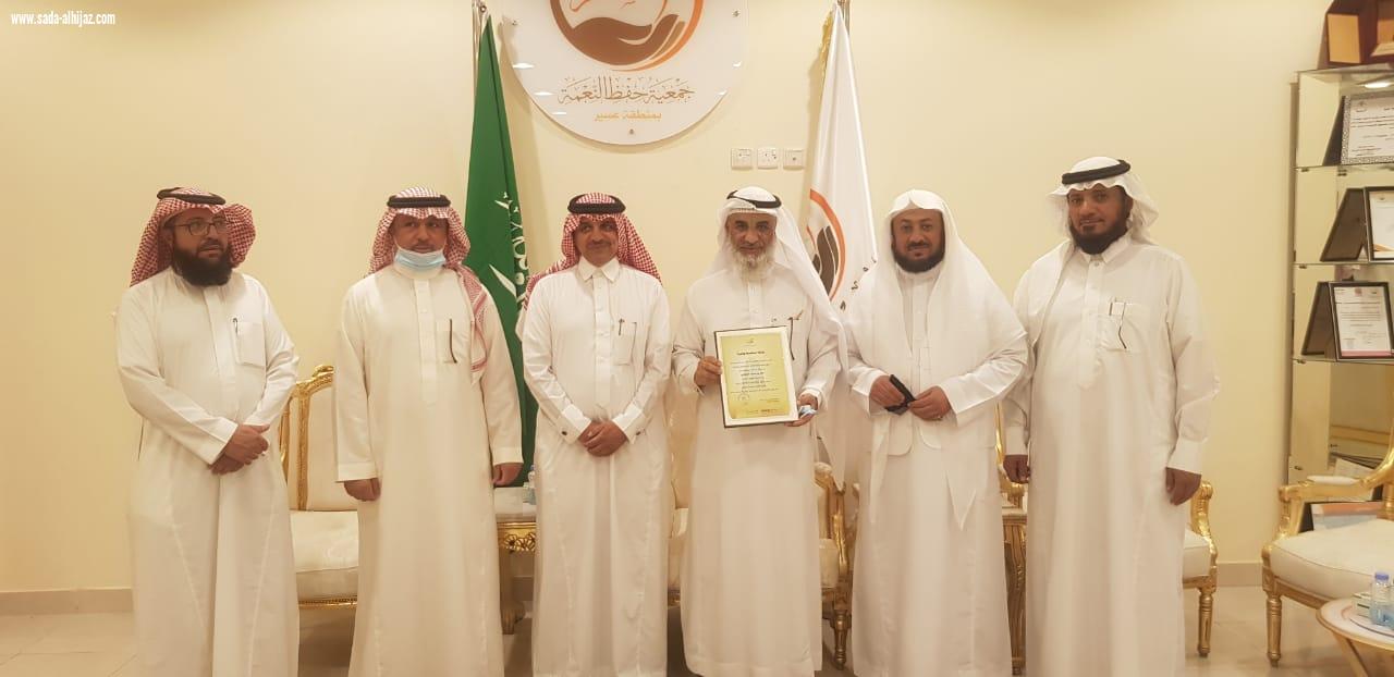 شكر تكرم مديرها السابق