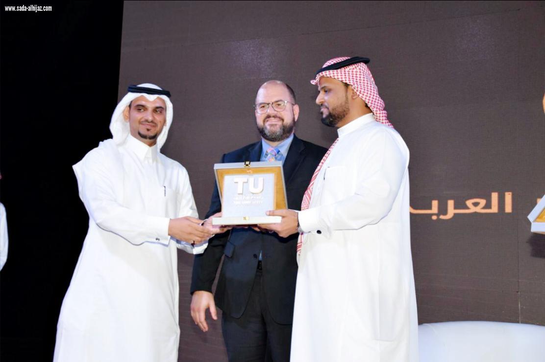 القنصل الإمريكي يُكرم رؤساء مجلة شبابيك العالمية على مسرح الحديقة الثقافية