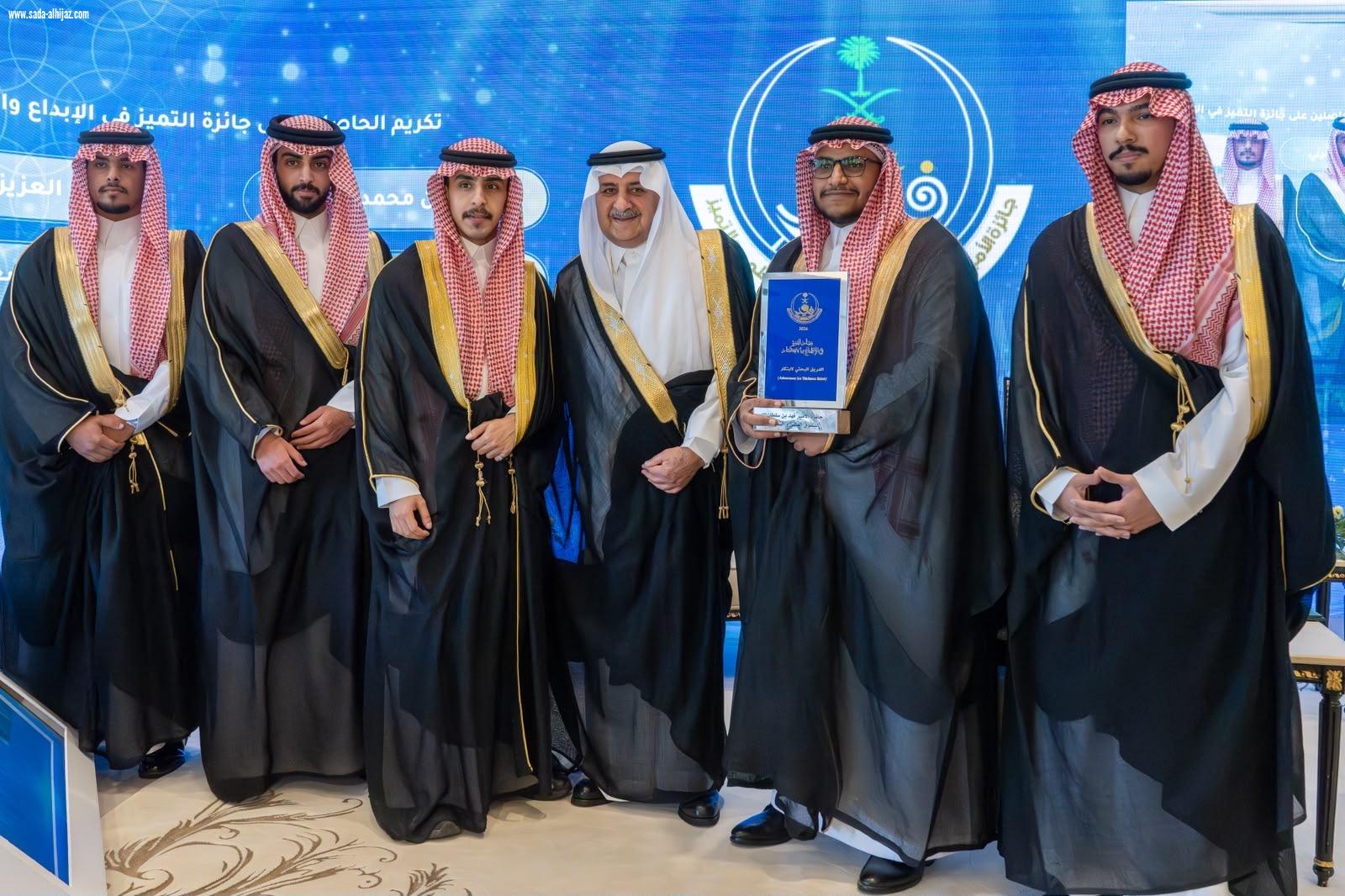 أعلن سموه عن تكفل الجائزة للفائزين بها في المجال الطبي الراغبين في إنشاء عياداتهم الخاصة بتحمل نصف تكاليف التأسيس .. أمير تبوك يرعى حفل جائزة سموه للتفوق العلمي والتميز في عامها الـ39