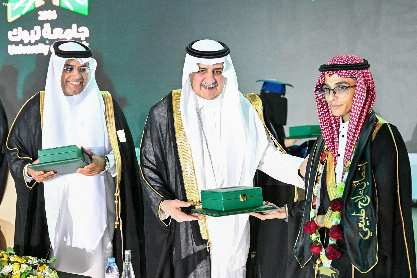 أمير تبوك يرعى بحضور نائبه تخريج ٦٧٥٥طالب وطالبة بجامعة تبوك