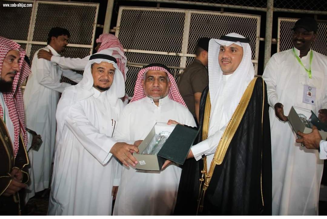 بالصور لجنة التنمية بالطوال تكرم الشهري مؤسس وقائد فريق نصر الطوال