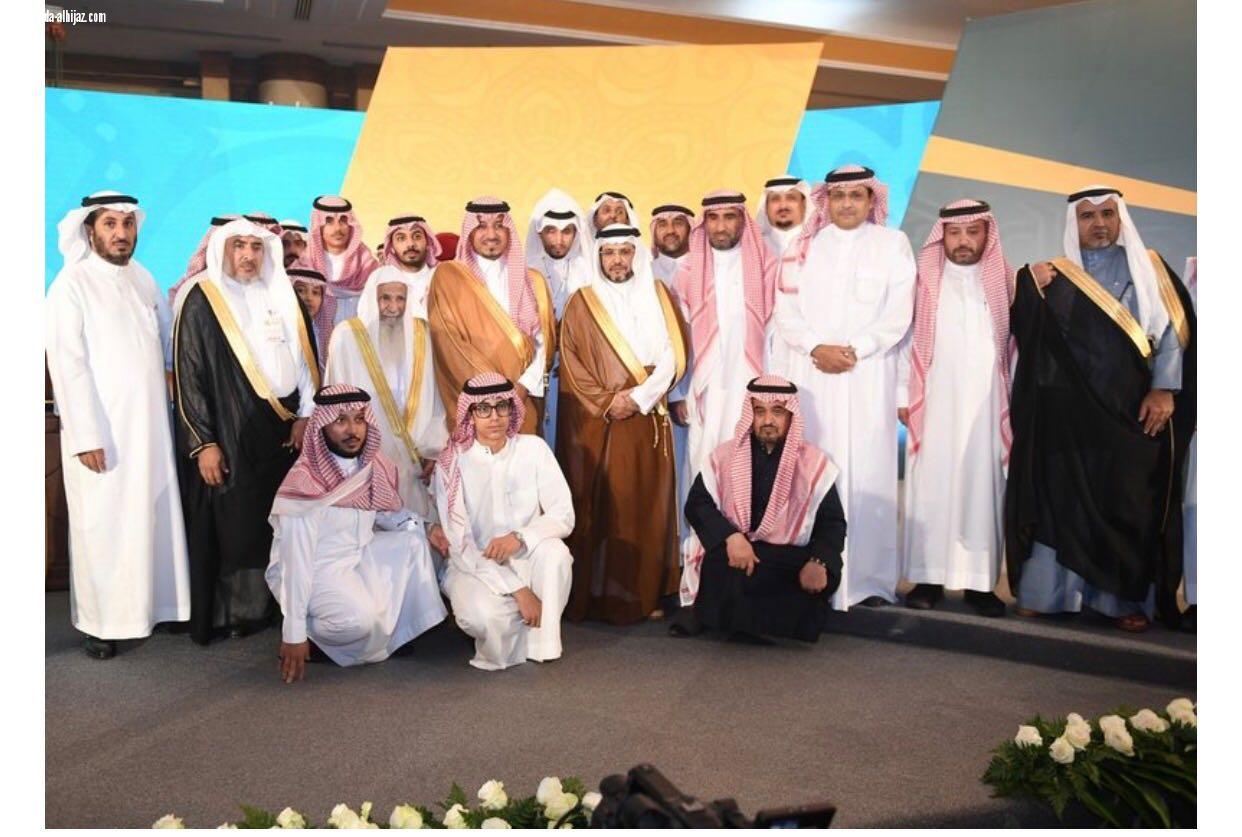 تقديرا لمسيرته طيلة  45 عاماً من العمل حتى تولى رئاسة الجمعية نائب أمير عسير يرعى حفل تحفيظ القرآن لتكريم الشيخ البشري