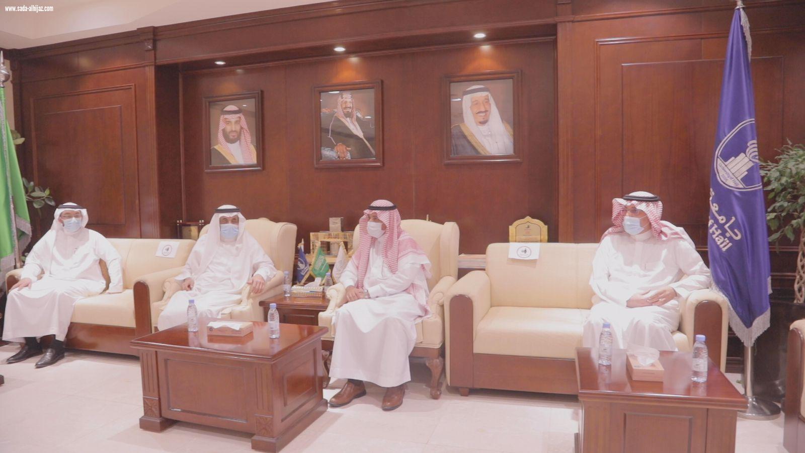 معالي رئيس جامعة حائل يعقد اجتماعاً مع الرئيس التنفيذي لهيئة التراث، بحضور وكلاء الجامعة.