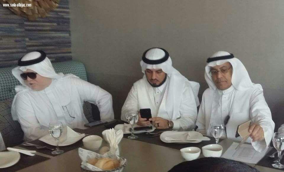 في صورة إنسانية تتجلى فيها مبادئ التكافل المجتمعي  الدحلان والراجحي يكرمون 18 كفيف من المدن السعودية