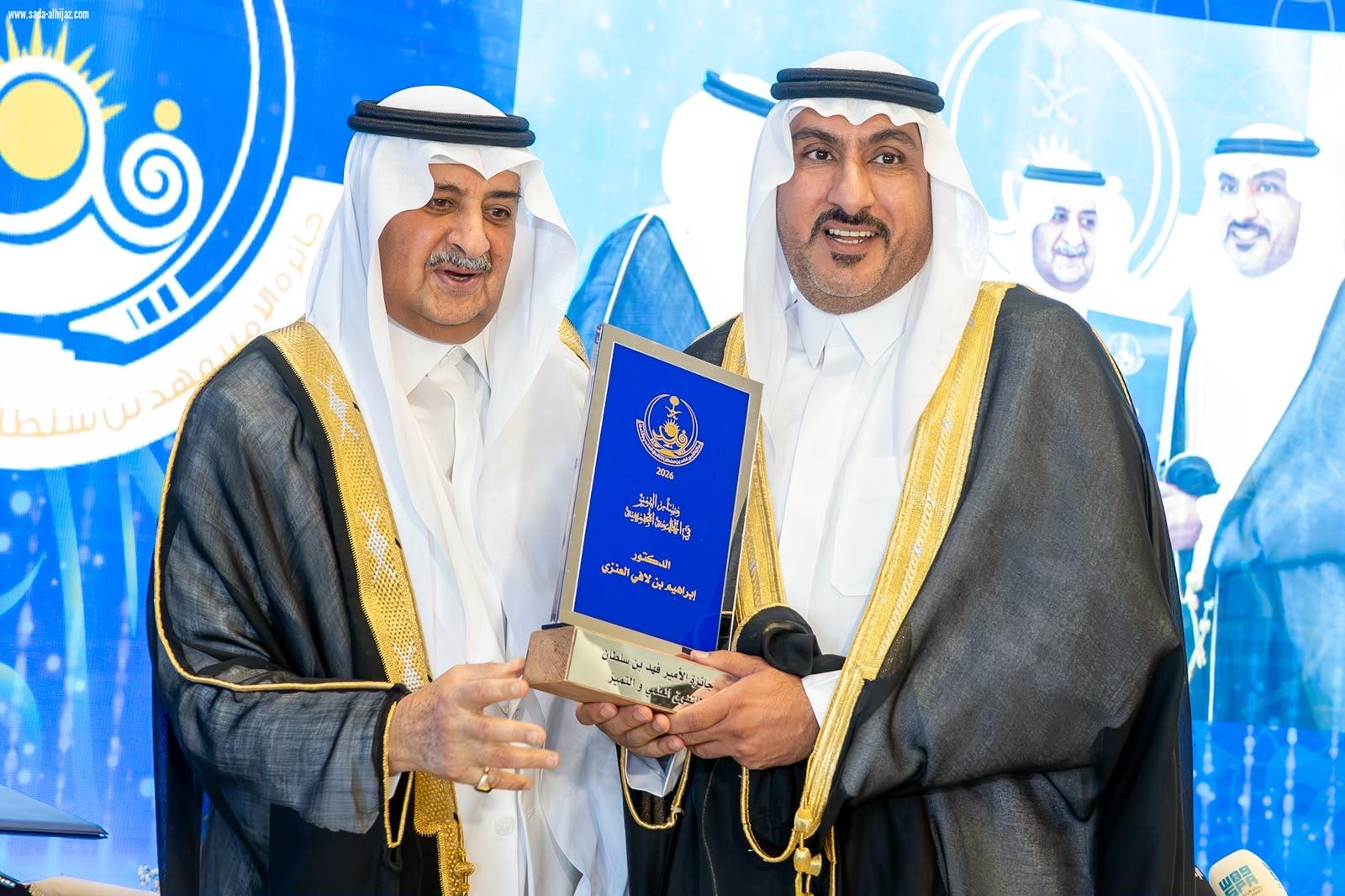 أعلن سموه عن تكفل الجائزة للفائزين بها في المجال الطبي الراغبين في إنشاء عياداتهم الخاصة بتحمل نصف تكاليف التأسيس .. أمير تبوك يرعى حفل جائزة سموه للتفوق العلمي والتميز في عامها الـ39