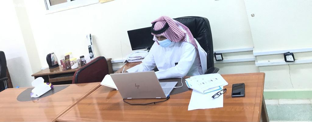 مدير مكتب تعليم بيش يجتمع بأقسام الشؤون التعليمية افتراضيًا