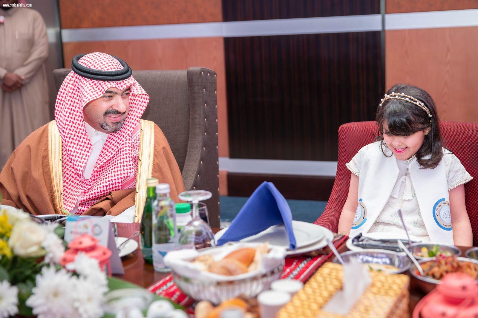 نائب أمير منطقة تبوك يشارك الأيتام  إفطارهم   
