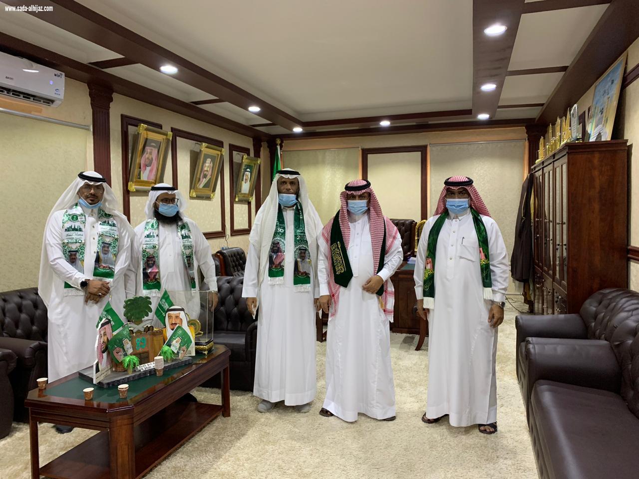 محافظ بيش يستقبل منسوبي التعليم لتهنئته باليوم الوطني الـ90