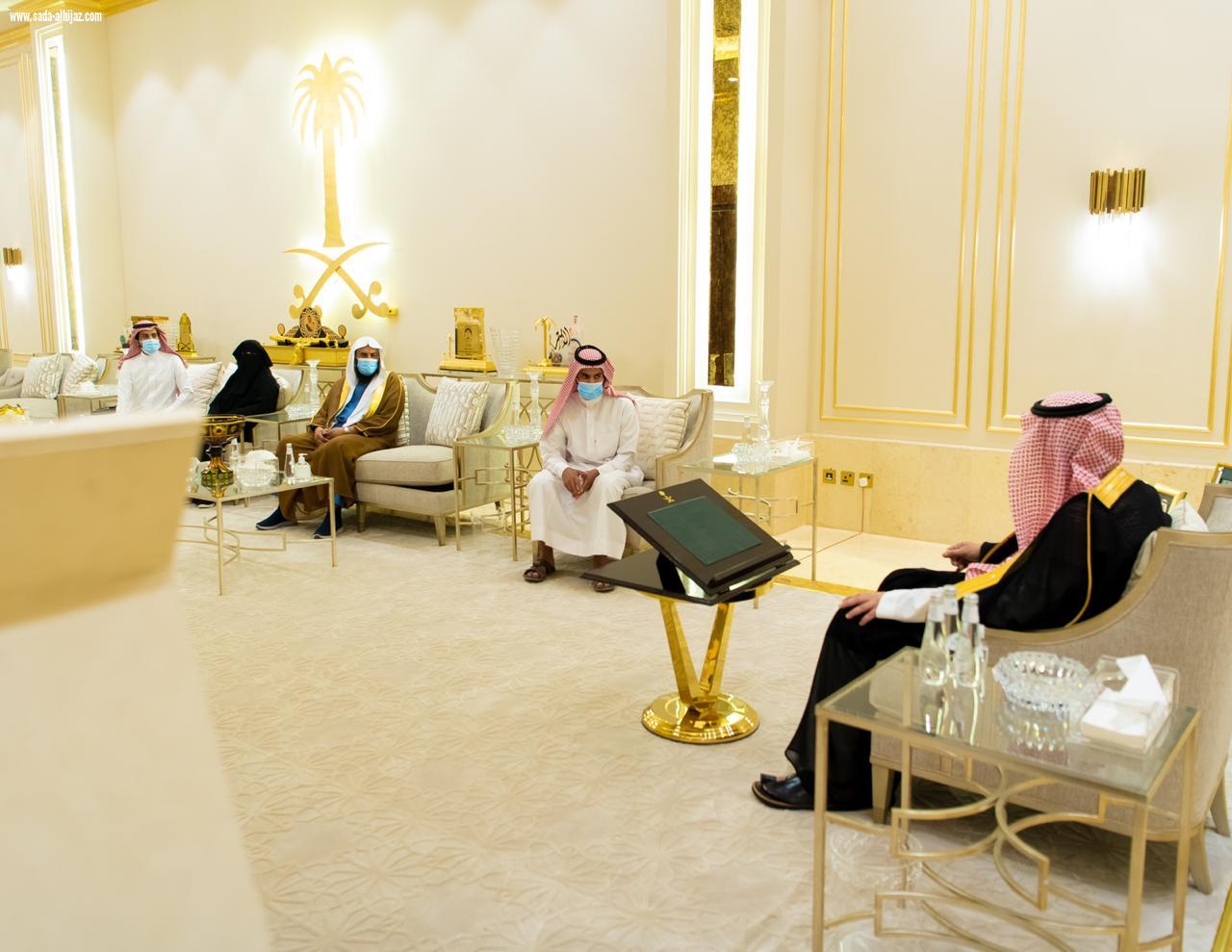 سمو أمير الباحة .. يستقبل الجندي عبدالمحسن الغامدي بعد نجاح القيادة الرشيدة في إنهاء أسْره وعودته الى وطنه