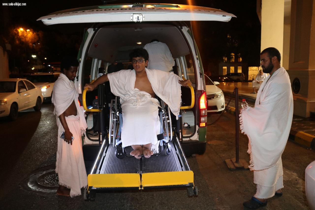 المعتمرين من ذوي الإعاقة الحركية الكبار في المدينة المنورة يختتمون رحلة العمرة الرمضانية