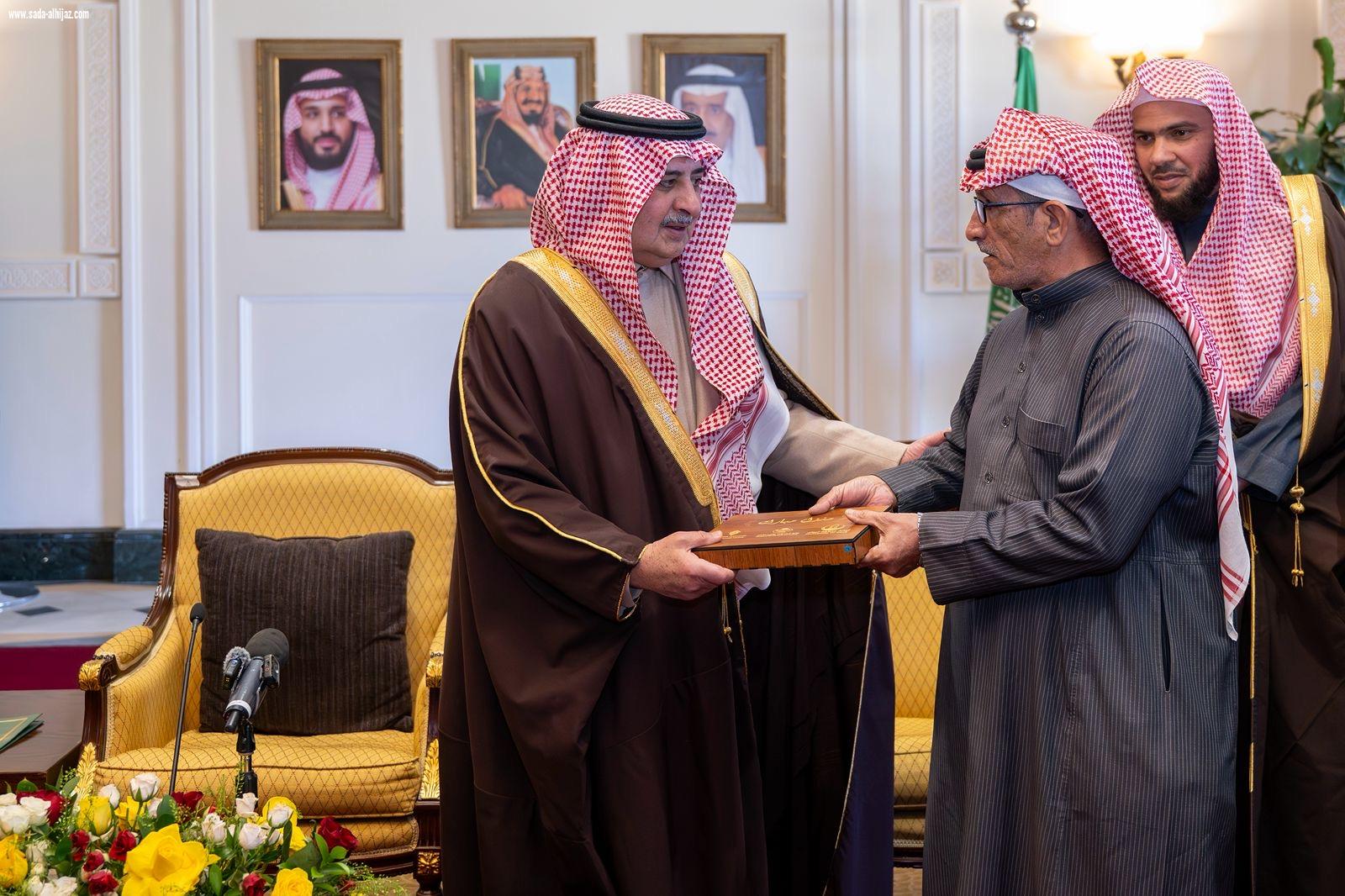 أمير منطقة تبوك يسلّم وثائق تملّك الوحدات السكنية للمستفيدين من تبرّع سمو ولي العهد 