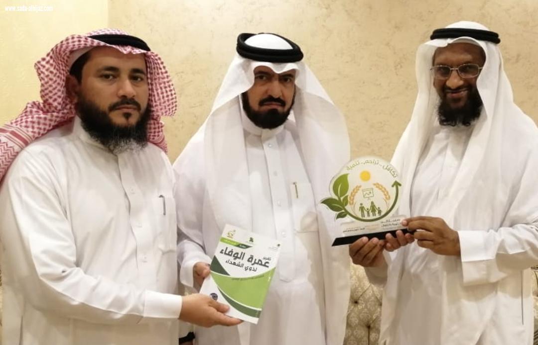 رئيس جمعية البر بمحافظة الطوال يكرم محافظ الطوال السابق العنزي