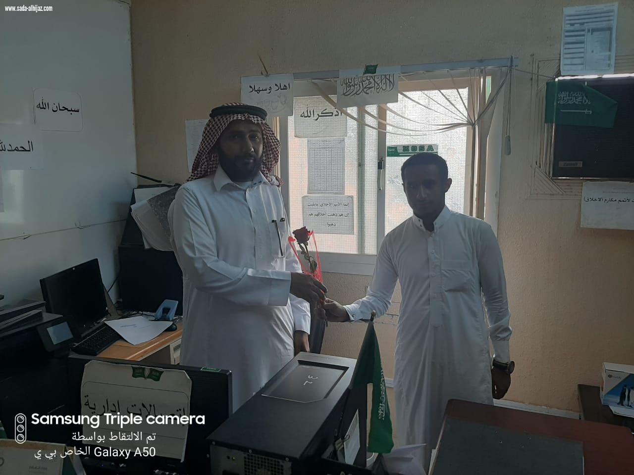 طلاب ثانوية العارضة يزورون مكتب التعليم بمناسبة اليوم العالمي للمعلم