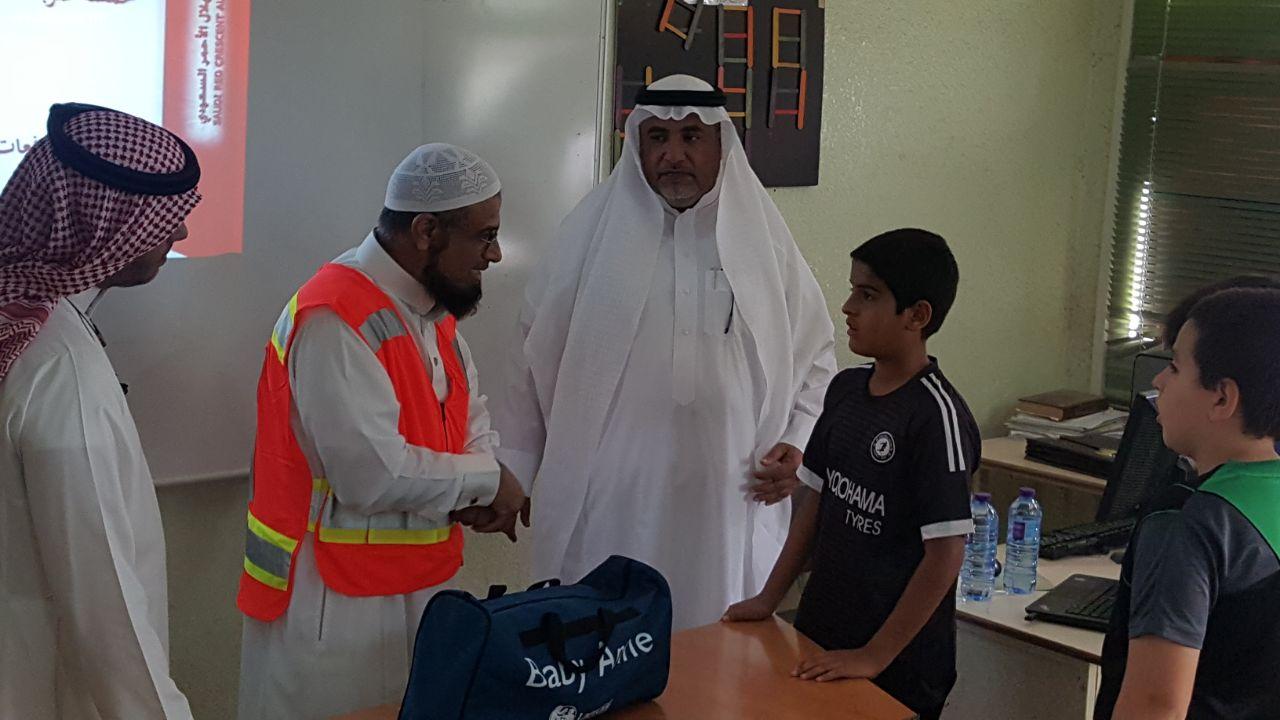 الهلال الأحمر بجدة يقيم محاضرة توعوية في الإسعافات الأولية لطلاب مدرسة عمير بن وهب