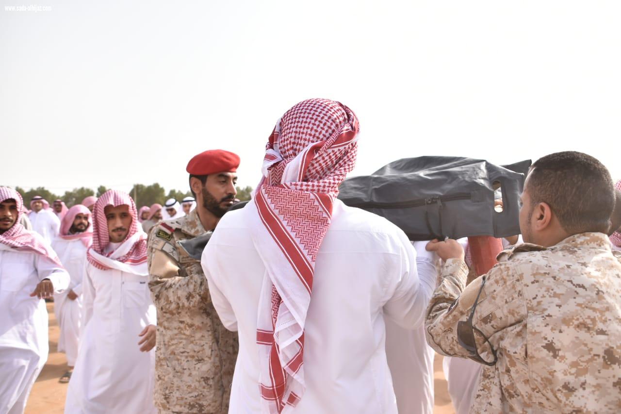 بالصور محافظ صامطة زعلة يؤدي صلاة الميت على الشهيد  الصميلي