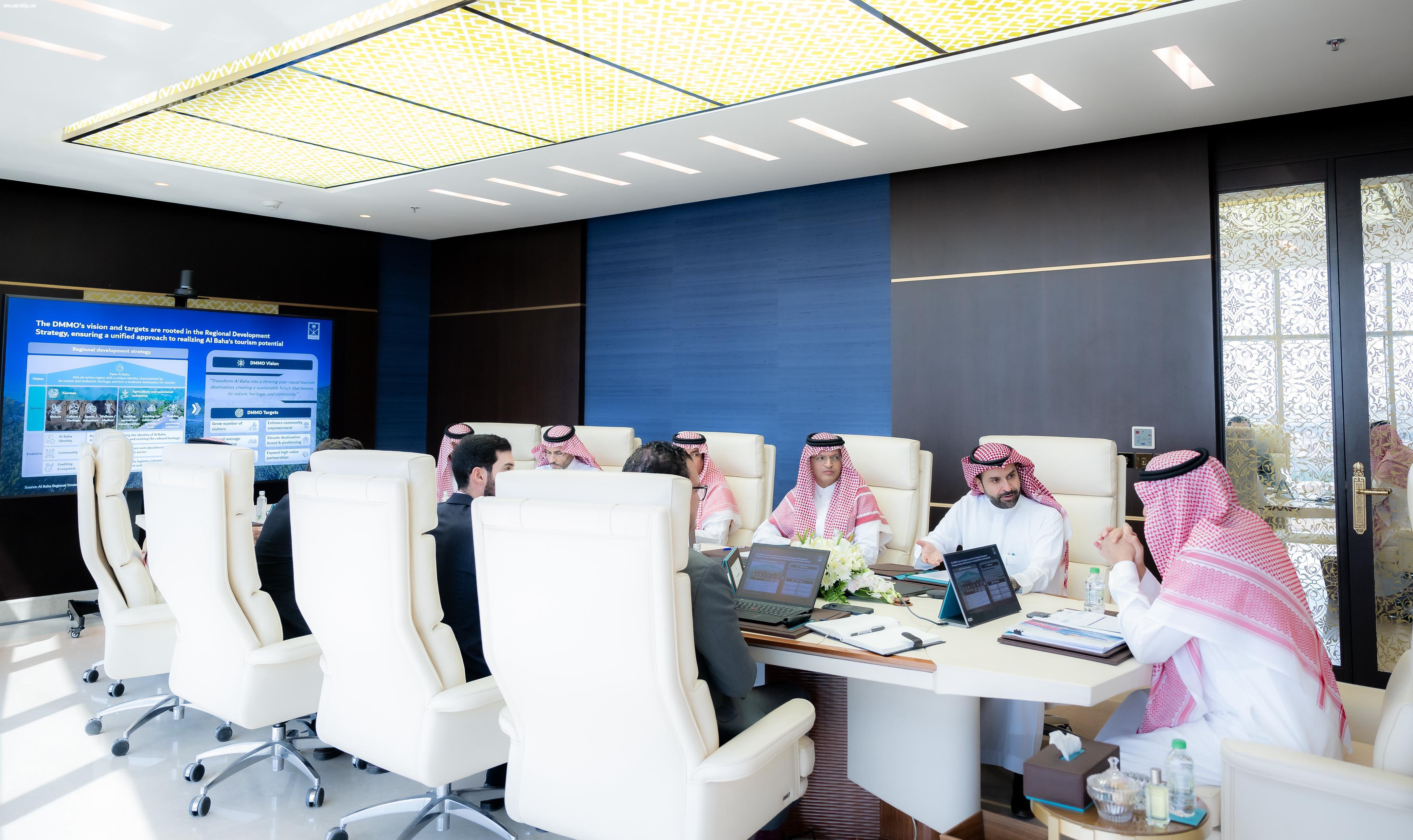سمو أمير منطقة الباحة يترأس اجتماعًا لمناقشة استراتيجية ترويج وإبراز الممكنات والمسارات السياحية في المنطقة