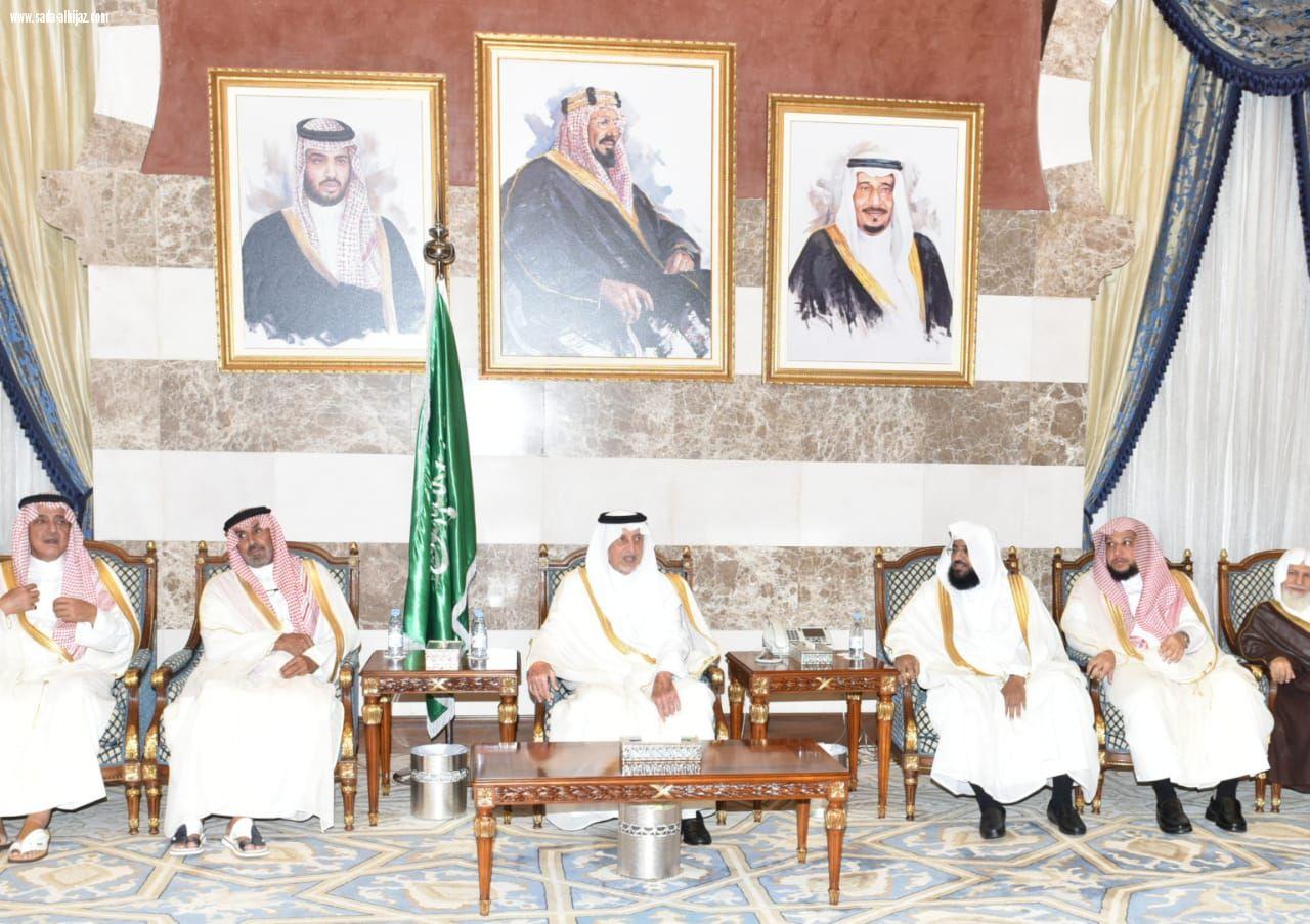 أستقبل الأمير خالد الفيصل  حموعاً من المهنئين بعيد الفطار في منزله بجدة
