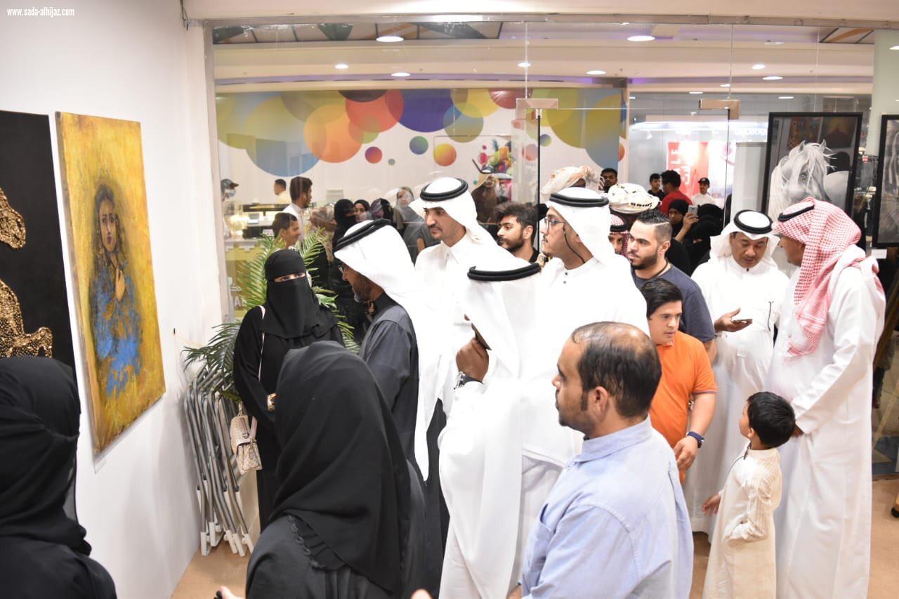 استمرار الإقبال على المعرض الفني التشكيلي للرواق  في يومه الثالث