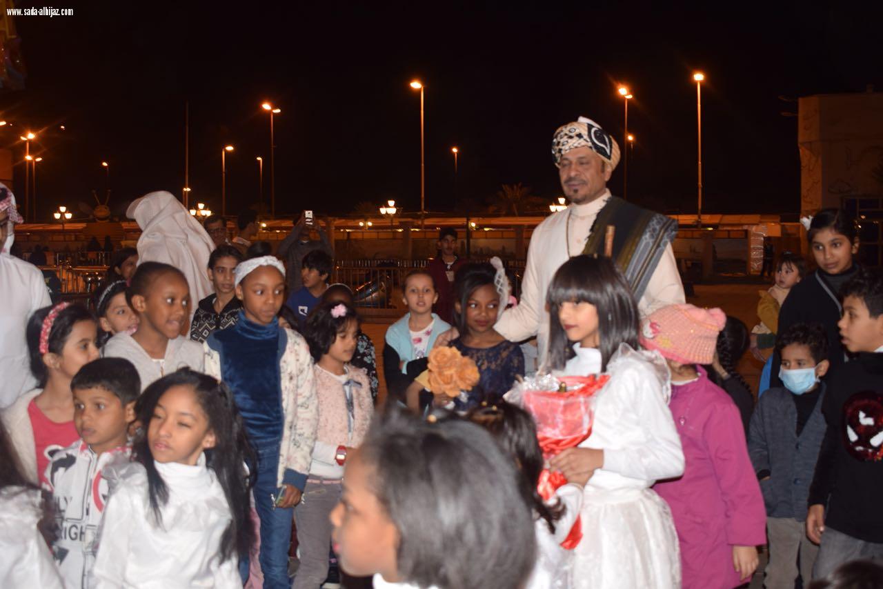 فرقه المدينه ستارز الاستعراضية تجذب جمهور المدينه بالزي الحجازي..