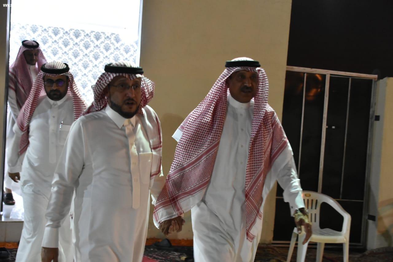 محافظ صامطة زعلة يقدم واجب العزاء للإعلامي الجبيلي في وفاة والده