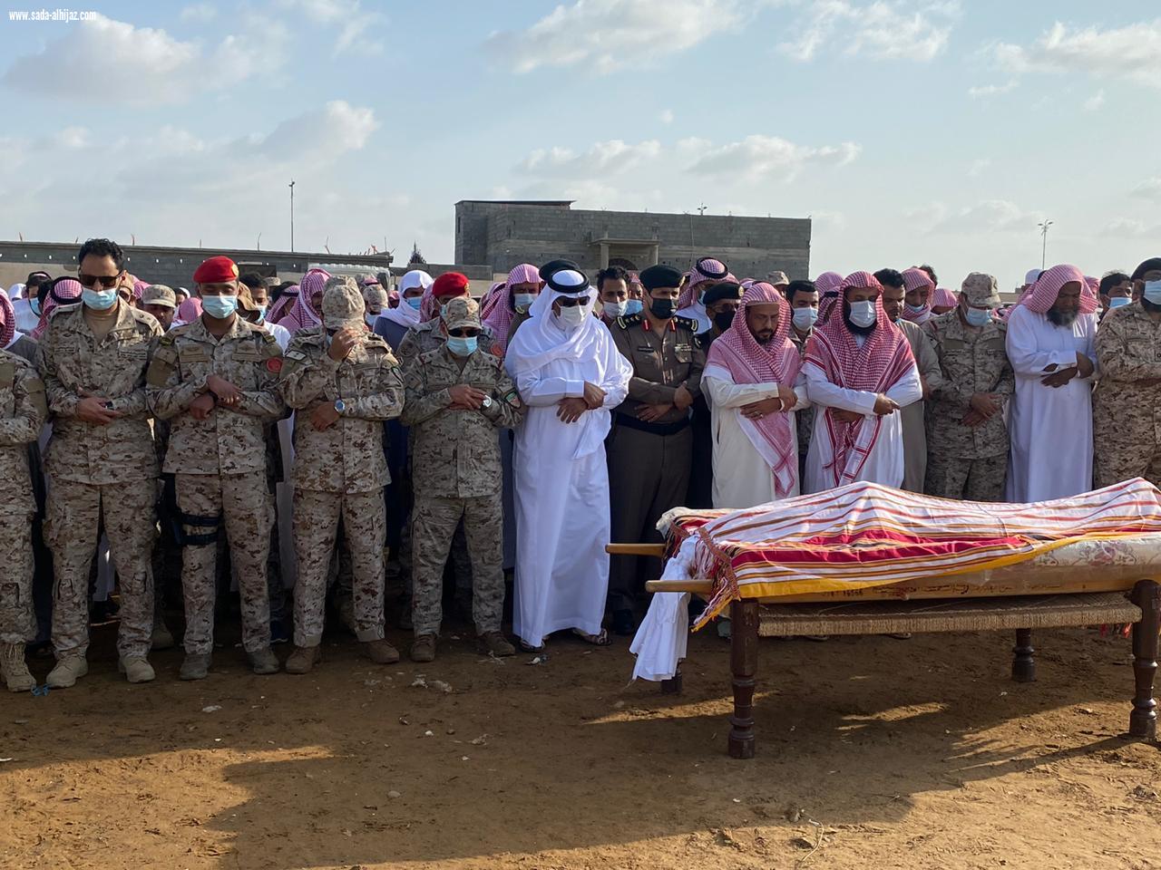 محافظ صامطة وقائد قوة جازان يتقدمان مشيّعي الشهيد الرقيب 