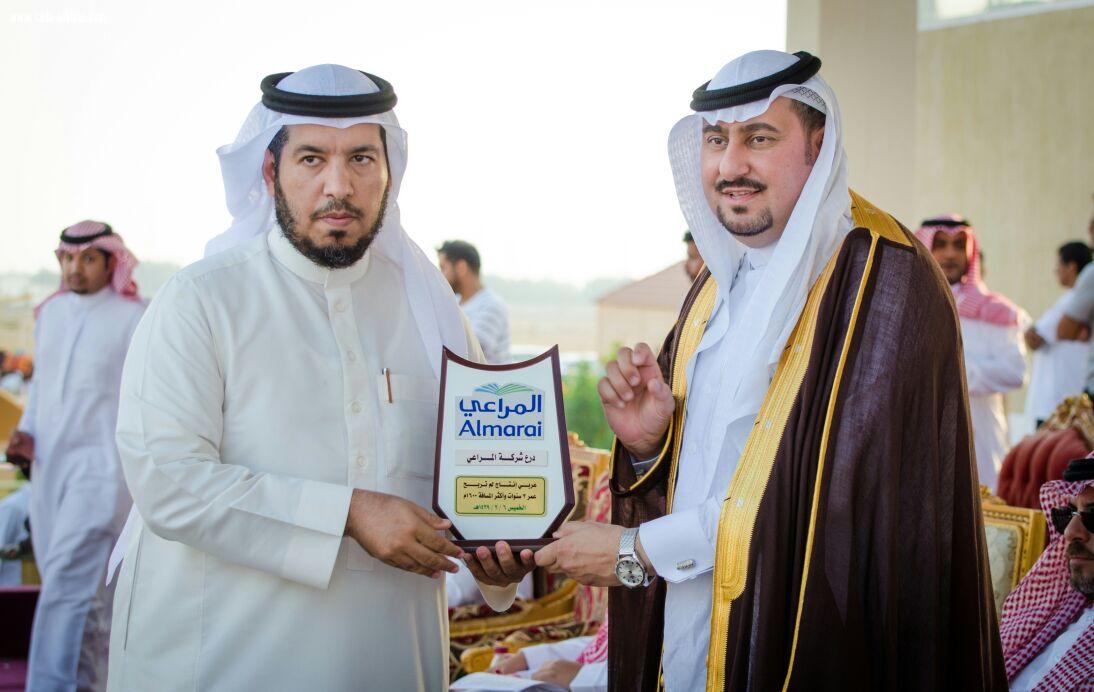 مسؤول إدارة الفعاليات بالمراعي فهد الشمري يوزع الكؤوس على  الفائزين في فروسية جدة 