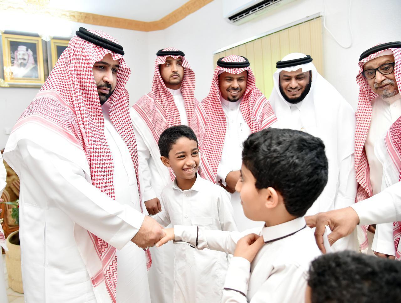 الأمير محمد بن عبدالعزيز يتفقد مراكز الكدمي ووساع والجوين ووادي رزان