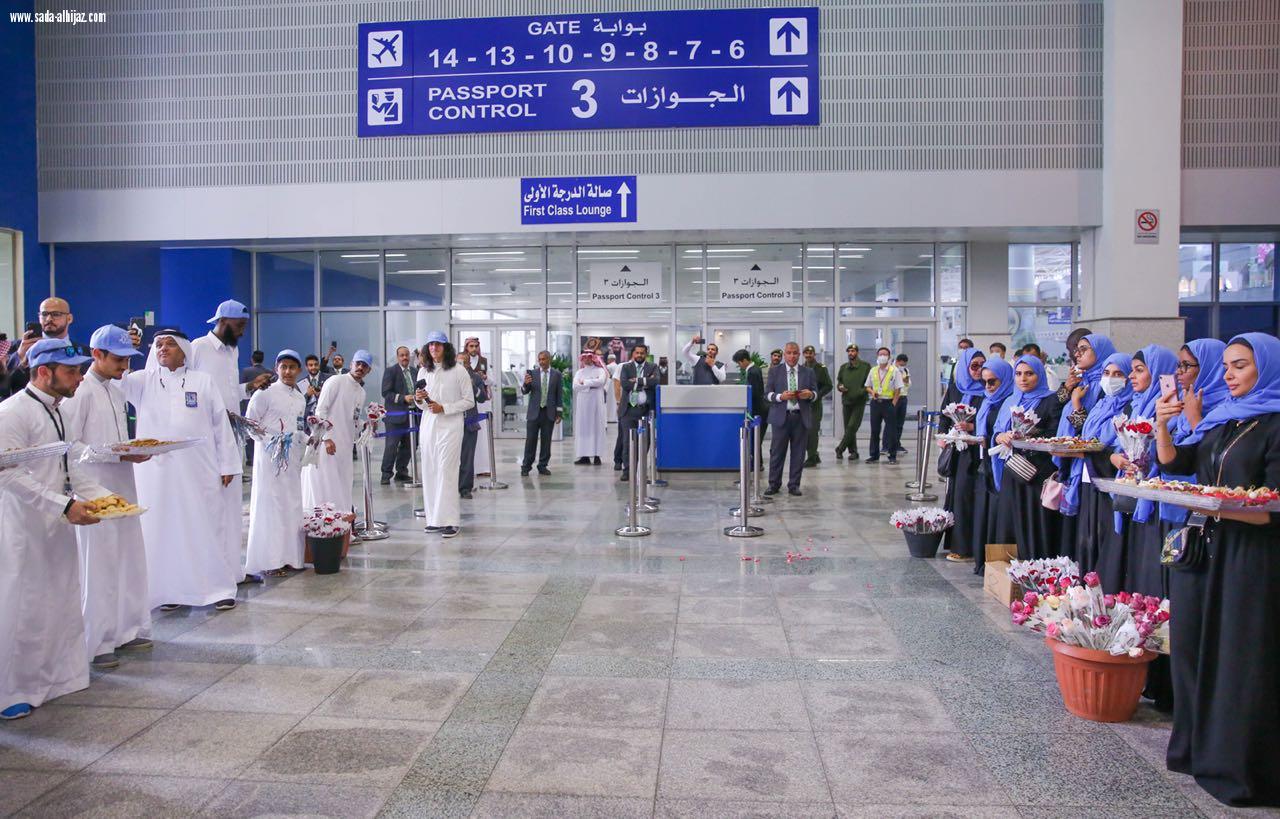 مجموعة حيث الانسان التطوعية تودع أكثر من ٢،٠٠٠ حاج و تقدم لهم المسابح والورود والضيافة 