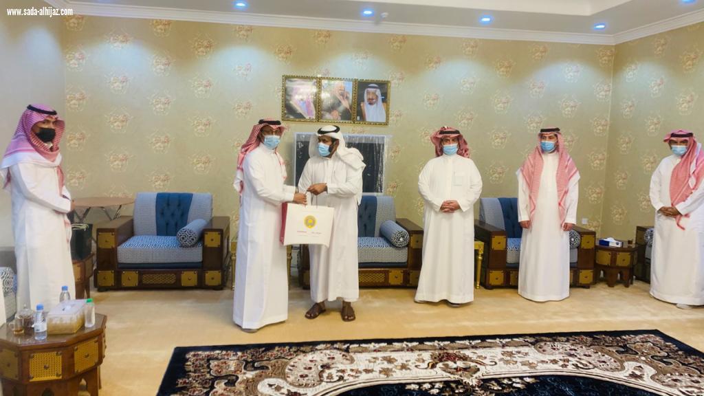 محافظ ضمد  يكرم مدير شرطة المحافظة السابق