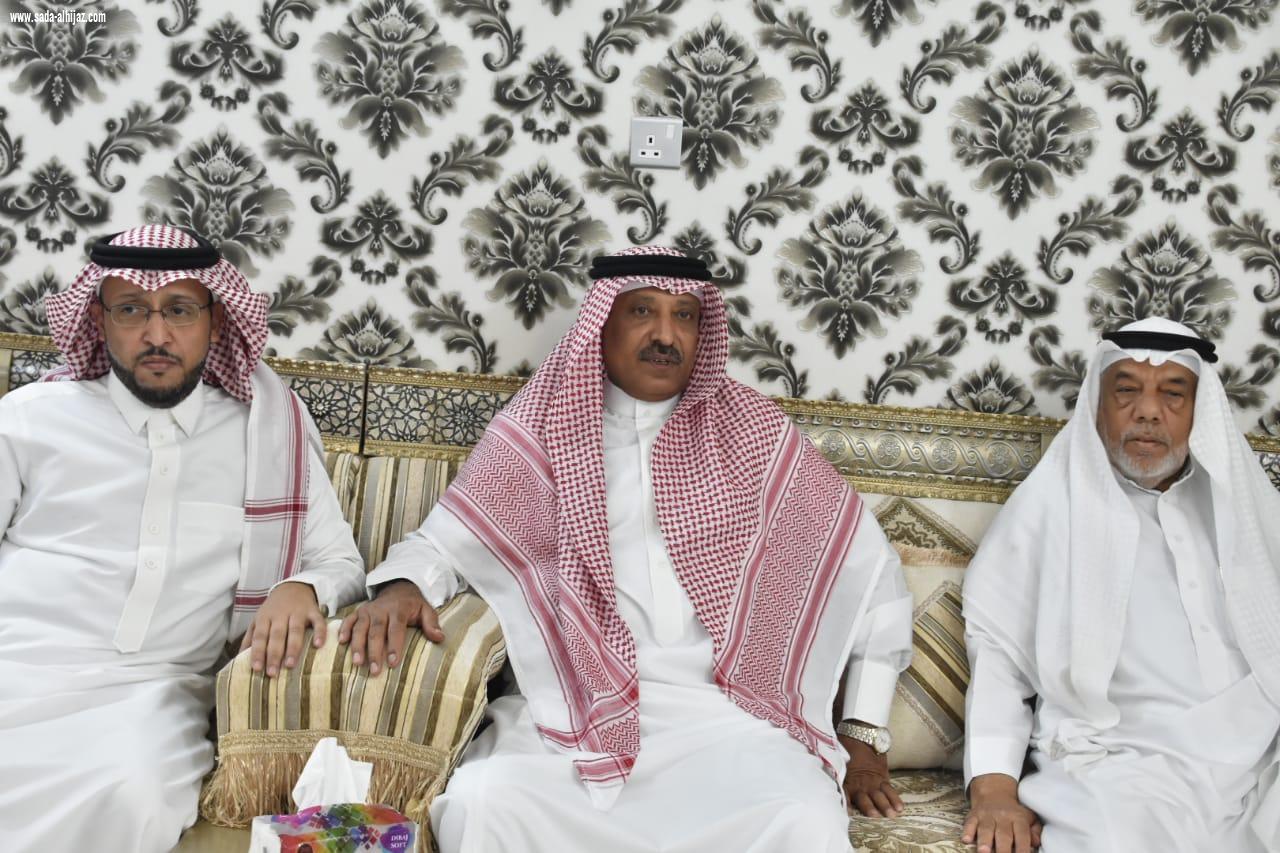 محافظ صامطة زعلة يقدم واجب العزاء للإعلامي الجبيلي في وفاة والده