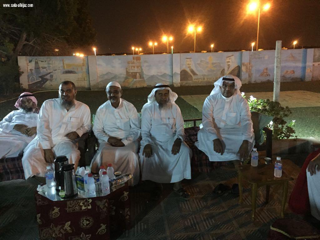 زملاء الدراسة بمعهد المعلمين بصامطة لدفعة 1403 يلتقون بزميلهم الضافري ويكرمون بعض زملائهم المتقاعدين