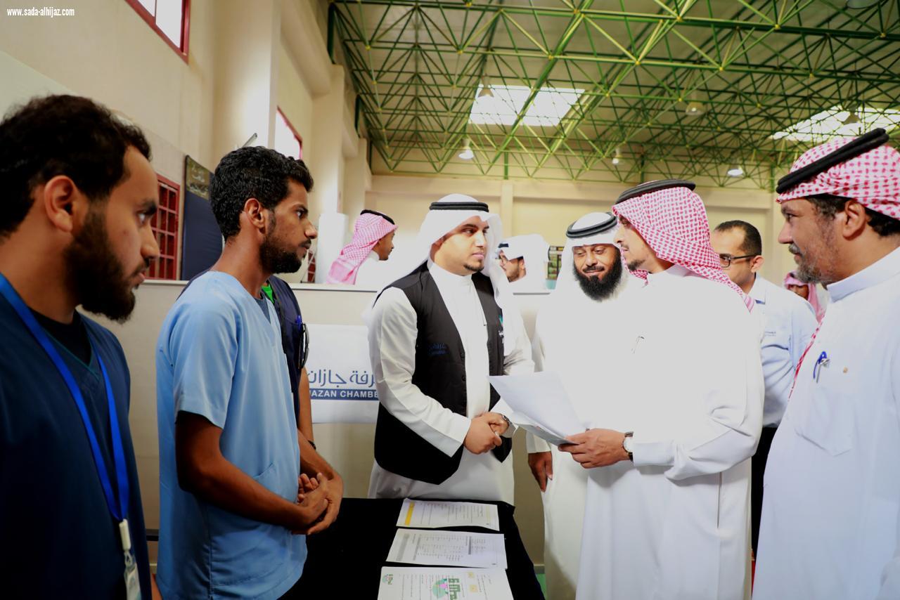 تحت شعار حدد مسارك وبمشاركة 20 جهة حكومية وخاصة مدير تعليم جازان يدشن المعرض المهني الأول في ثانوية السنوسي