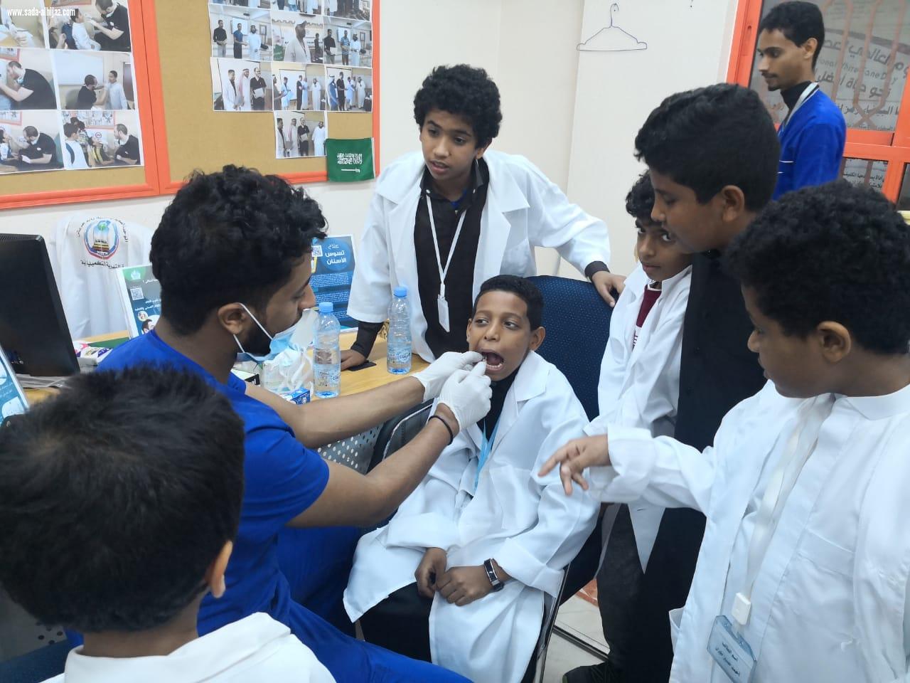 كلية طب الأسنان بجامعة جازان تطلق قافلة طبية لتثقيف  طلاب مدرسة صلاح الدين بأبوعريش