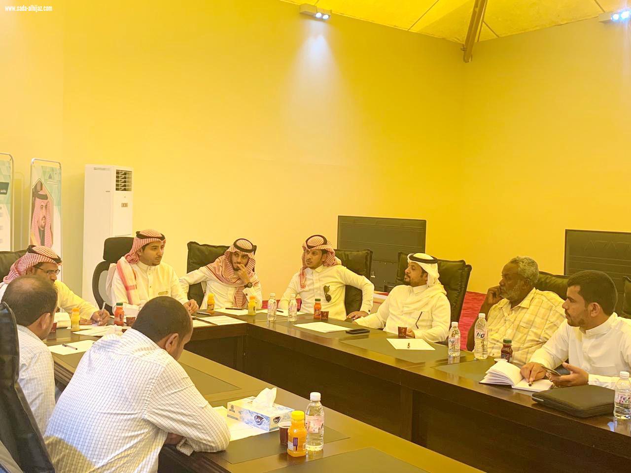 المشهور يجتمع بالمقاولين المنفذين لمشاريع بلدية محافظة الطوال