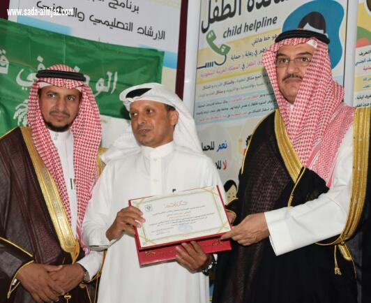 لجنة التنمية الاجتماعية بالطوال تكرم أبناء الشهداء والطلاب المتفوقين في برنامج ( طفل الطــوال )