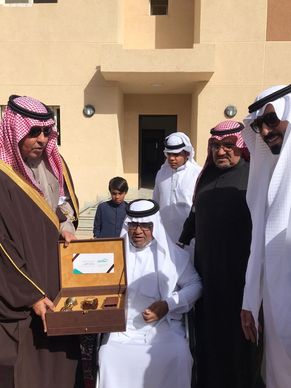 محافظ العلا يسلم الدفعة الأولى من الفلل الجاهزة لمشروع إسكان العلا. 